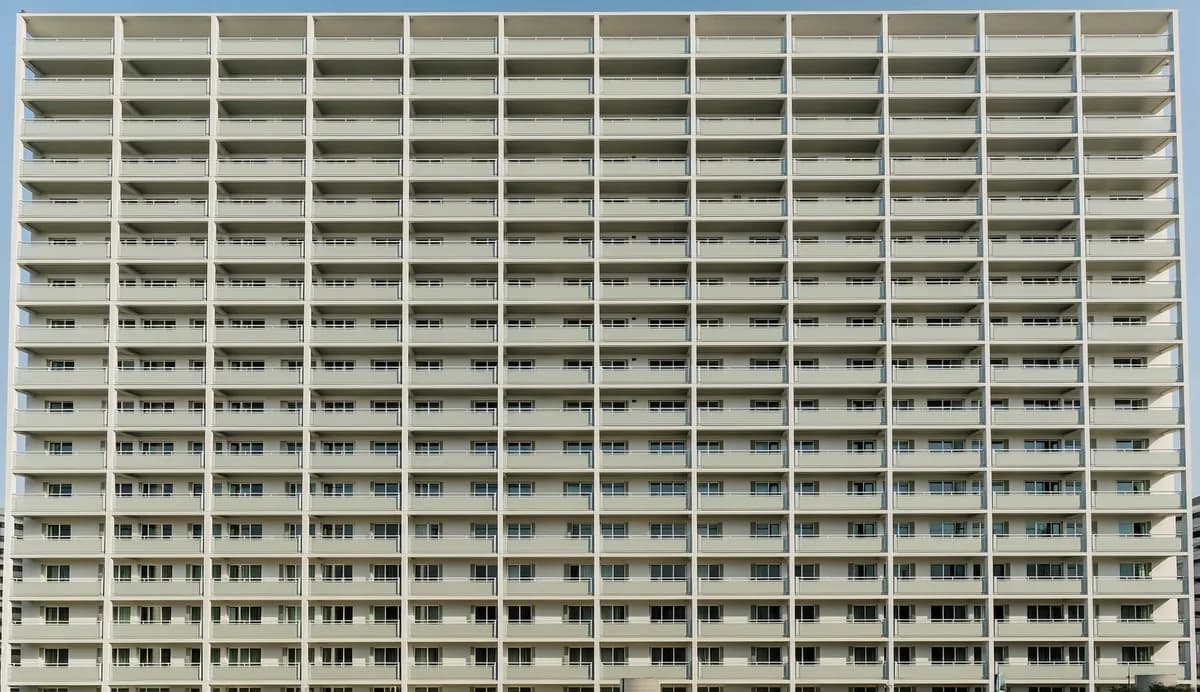 Корпуса нового жилого комплекса в Москве с квартирами двухкомнатных планировок