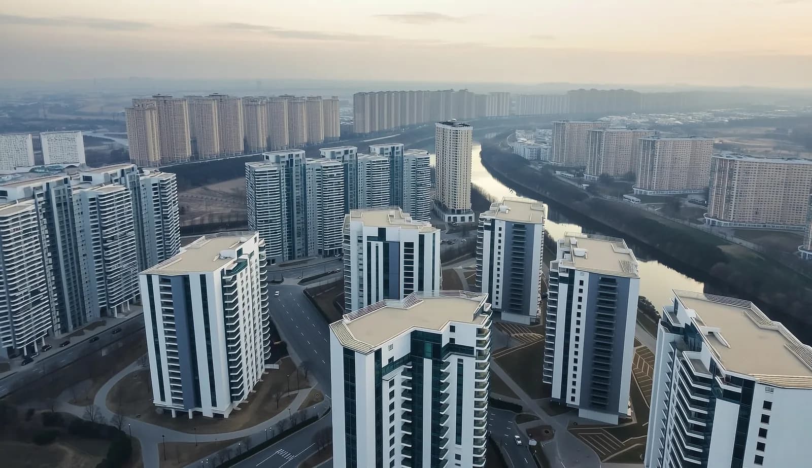 Новостройки на месте бывшей промзоны в Москве на фоне башенных кранов